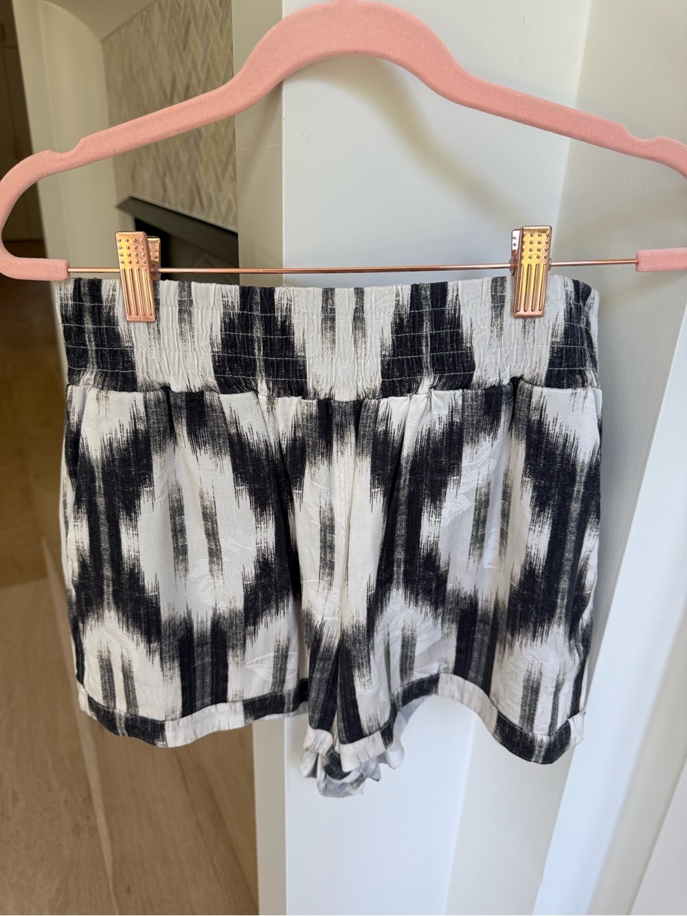 Alice + Olivia silk blend black and white shorts medium
